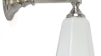 Coole Bad-Lampe Neben Dem Spiegel