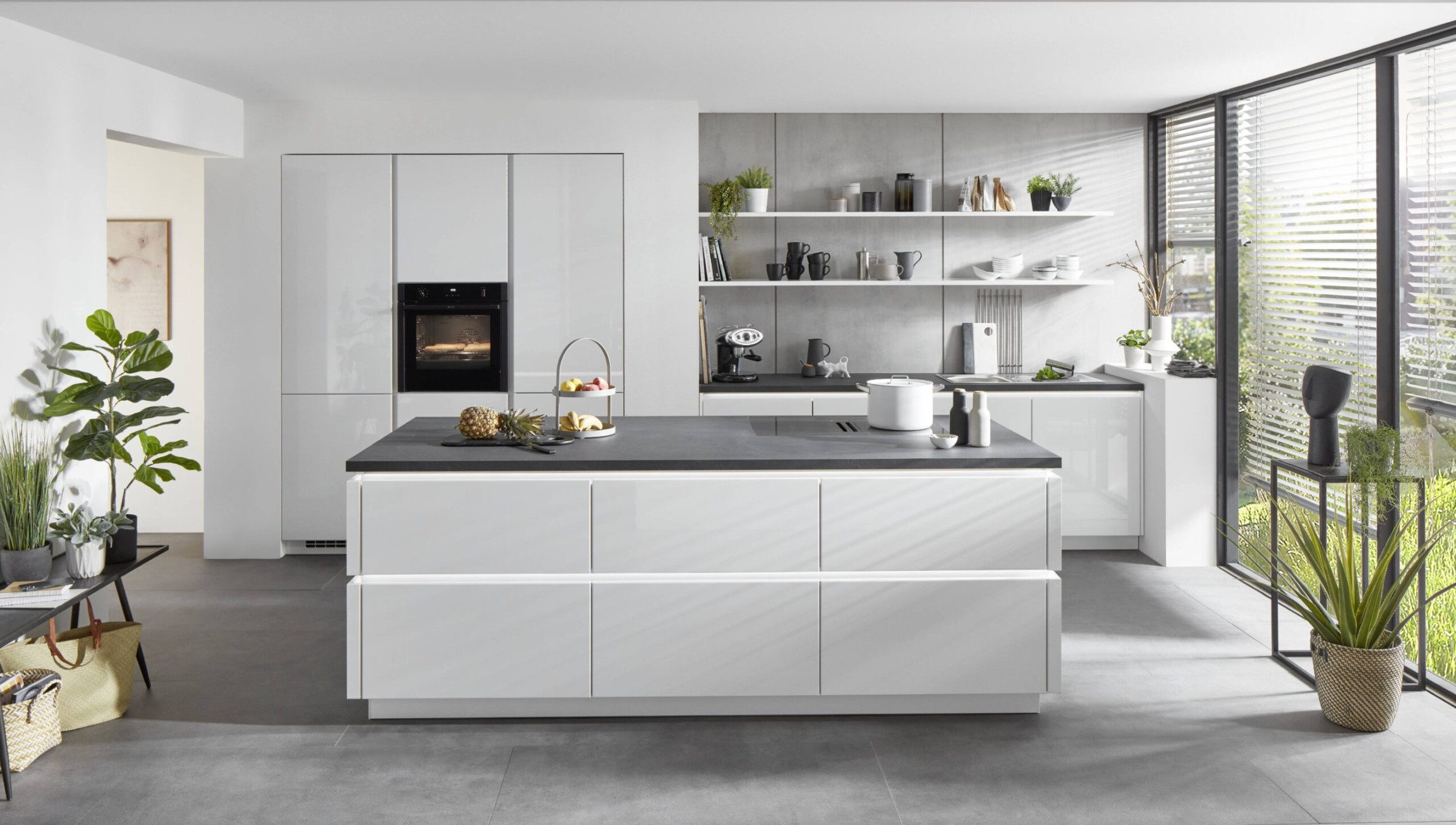 Nobilia Novalux Designküche Alpinweiß Hochglanz mit dunkler