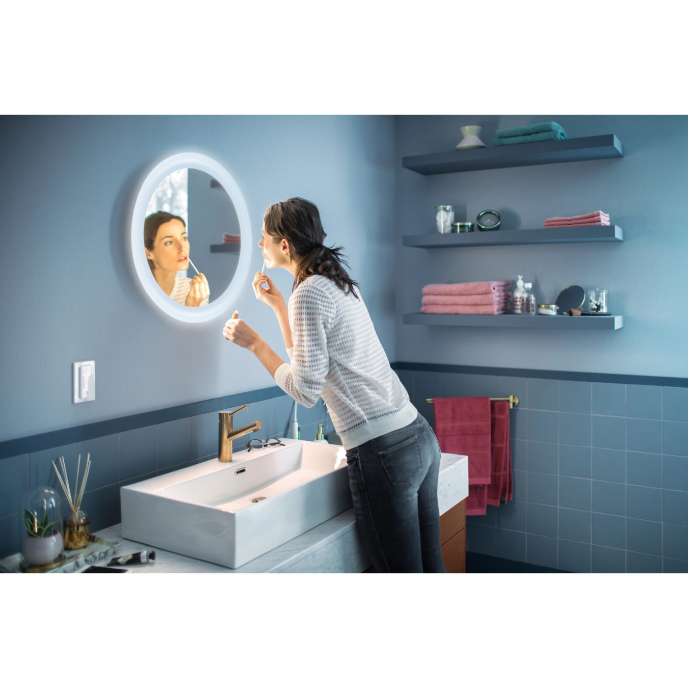 Philips Hue White Ambiance Spiegel mit Beleuchtung Adore Weiß